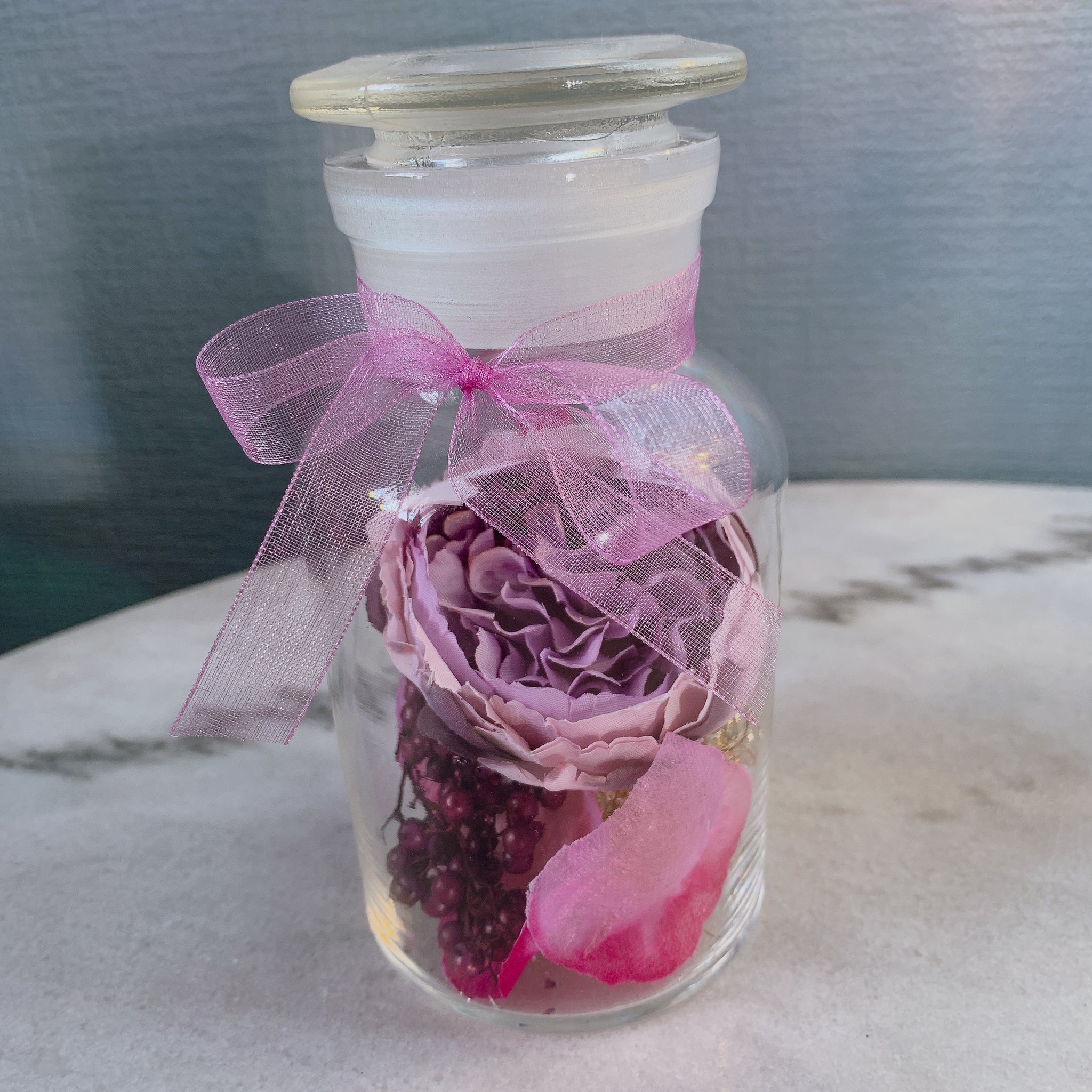 紫色の花の瓶詰め